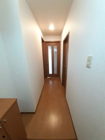 セントポーリアくすみ　Ｃの玄関|明るい玄関です