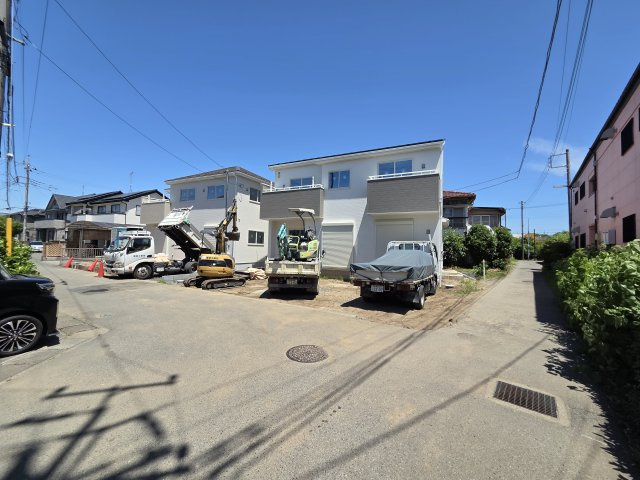 新築　太田市東別所町　1号棟の前面道路含む現地写真|現地写真　南側前面道路幅員約4ｍ　東側前面道路幅員約3.4ｍ