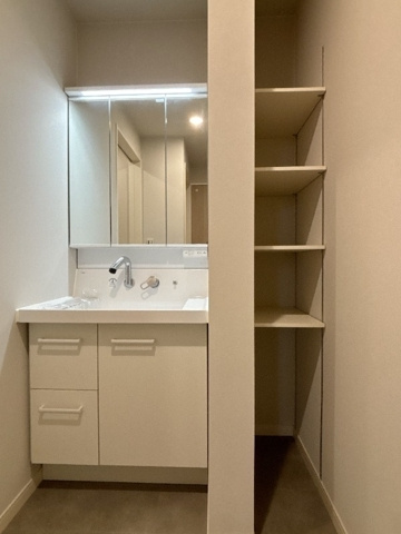 カーサ・ソンリエンテの洗面所|ゆったりとスペースのある洗面所