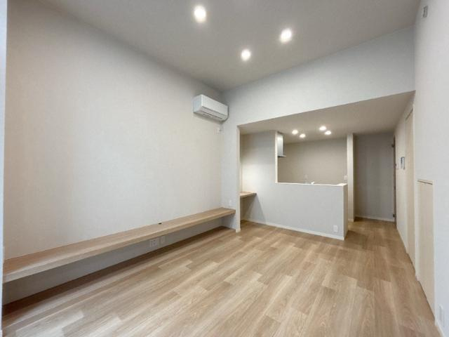 カーサ・ソンリエンテの居間・リビング|こちらの居間で趣味の時間をお楽しみください