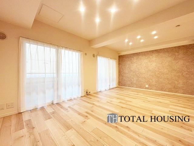 【居間・リビング】 | ダイアパレス北二条 | 温もりある自然光を感じていただけるリビングです。飽きのこないナチュラルなデザインの空間は、色褪せることのない心地良さを作ります。