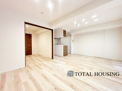 【居間・リビング】 | ダイアパレス北二条 | LDKに隣接する洋室は、扉を開放すればLDKと繋がります。夜間は個室にスイッチすることも可◎ご家族のライフステージに合わせた空間を創ることができる便利なお部屋です！