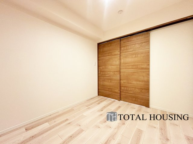 【洋室】 | ダイアパレス北二条 | 洋室　約4.7帖
LDKと繋がる洋室はお子様の遊び部屋や、来客時の就寝部屋として利用でき便利です。扉を開放すれば、広々空間として一体利用が可能です◎