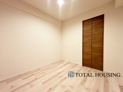 【洋室】 | ダイアパレス北二条 | 洋室　約4.7帖
家族一人ひとりの大切なプライベート空間。趣味に合わせて使って頂けるようシンプルに仕上げてあります。暮らし心地を大きく左右する収納を、適材適所に配置し使い勝手を考慮しました。