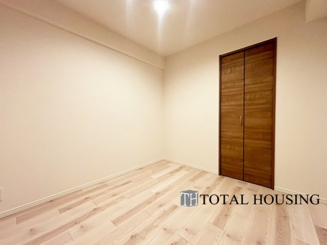 【洋室】 | ダイアパレス北二条 | 洋室　約4.7帖
家族一人ひとりの大切なプライベート空間。趣味に合わせて使って頂けるようシンプルに仕上げてあります。暮らし心地を大きく左右する収納を、適材適所に配置し使い勝手を考慮しました。