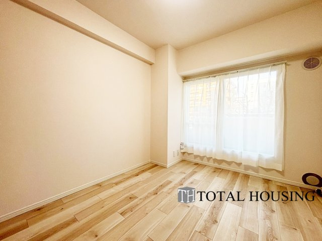 【洋室】 | ダイアパレス北二条 | 洋室　5.5帖
開放的なバルコニー直結のお部屋です。大きな窓はお日様の光をたっぷり取り込み、明るく癒されるプライベートルームになりそうです。