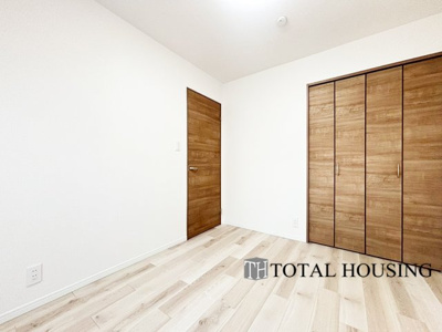 【洋室】 | ダイアパレス北二条 | 洋室　5.5帖
アクティブで充実した日常を過ごすからこそ、毎日のリラックスタイムは大切にしたいですね。落ち着いたトーンとナチュラルな風合いが心地良いお部屋は、主寝室にも最適です。