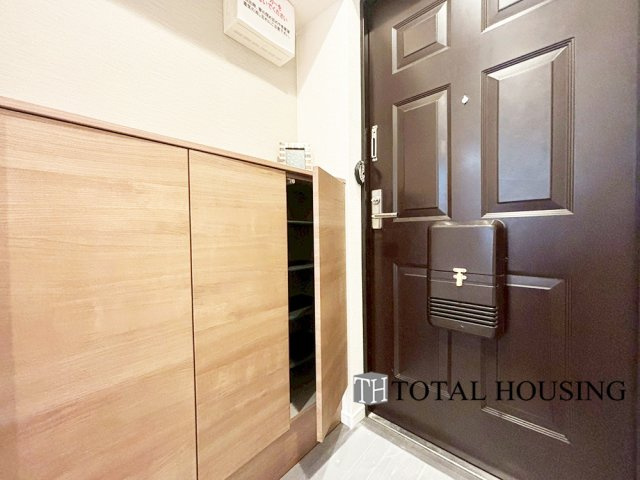 【玄関】 | ダイアパレス北二条 | 住まう人も来客も入った時にワクワクさせてくれるオシャレな玄関♪
収納もたっぷりあるので、靴がたくさんあっても安心！
気持ちの良い朝は、毎日ここからスタートしていきます♪