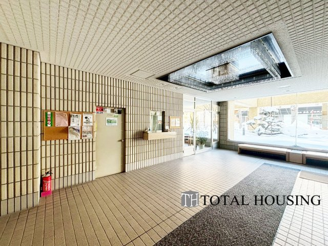 【エントランス】 | ダイアパレス北二条 | 上質感漂うエントランス♪
居住者の帰り、訪れる方を優しく迎える・安らぎに満ちた生活空間を予感させるようなその佇まいが魅力的です。