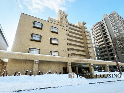 【外観】 | ダイアパレス北二条 | 周辺の穏やかな住宅街に溶け込みながらも、しっかりとした佇まいと落ち着いた色合いが安心感を与えるマンションです。