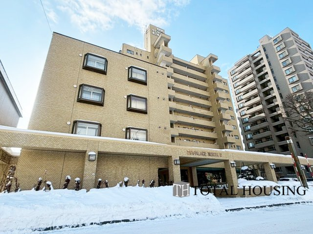 【外観】 | ダイアパレス北二条 | 周辺の穏やかな住宅街に溶け込みながらも、しっかりとした佇まいと落ち着いた色合いが安心感を与えるマンションです。