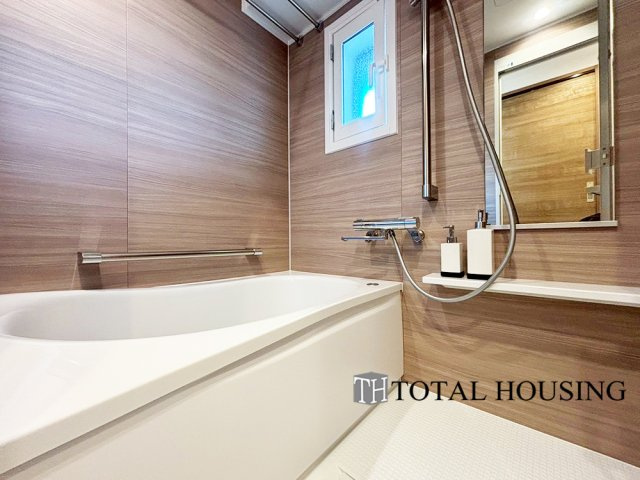 【浴室】 | ダイアパレス北二条 | 一日の疲れを癒してくれる場所なので、快適に過ごして頂く為にゆったりサイズのバスタブを用意しました。是非半身浴をお楽しみ下さい。空気が籠らない様に小窓も設置しております。