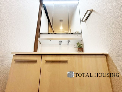 【独立洗面台】 | ダイアパレス北二条 | 一日の始まりの朝、歯磨きをしたりメイクや髪をセットしたり・・・使いやすさが考えられた3面鏡です♪シャワー付水栓で洗面台でのシャンプーや毎日の掃除に大変便利ですね♪