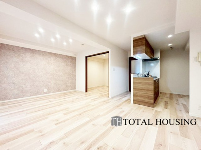 【居間・リビング】 | ダイアパレス北二条 | ☆☆大空間リビングは家族のオアシスへ☆☆毎日家族が笑顔で生活する空間であるリビング。
広さと明るさには拘ってほしい空間です。お子様の成長に合わせて家具の配置なども広いからこそ可能です。