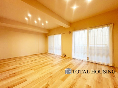 【居間・リビング】 | ダイアパレス北二条 | 約15.7帖の広々としたリビングが魅力的♪日当たりもよく居心地の良い空間です。家族とのコミュニケーションが自然と弾むような仕様は、住む人に笑顔をという想いが込められています。