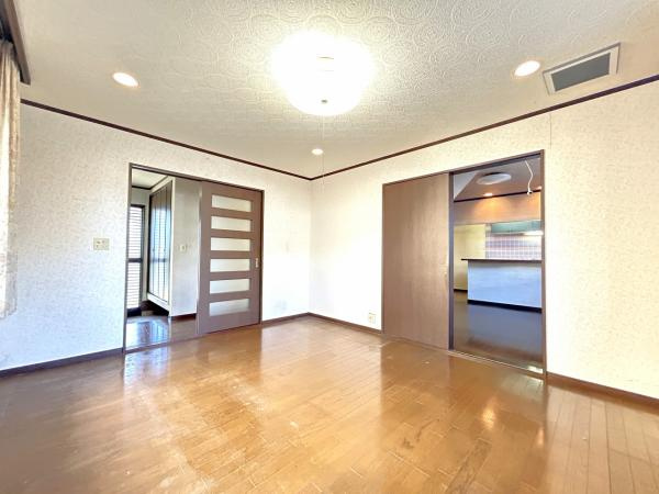 【居間・リビング】 | 筑西市下岡崎2丁目　中古戸建