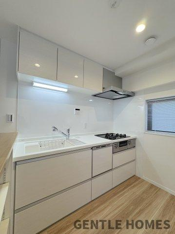 ダイナコート吉塚のキッチン|人造大理石のシンクなのでお手入れラクラク♪
食洗機付きなので面倒な食器洗いも手間要らず
楽して自分の時間を増やしましょう