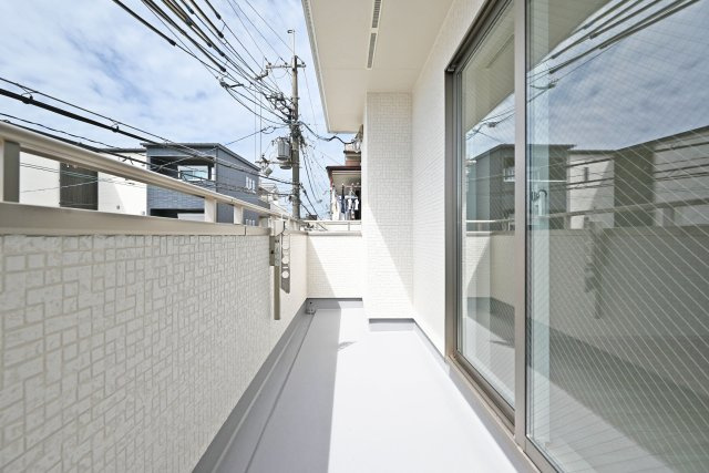 尼崎市稲葉荘1丁目新築一戸建て│3SLDK+駐車1台可（ビルトインガレージ）のバルコニー|2階バルコニーです。 物干竿金具が備え付けられています。