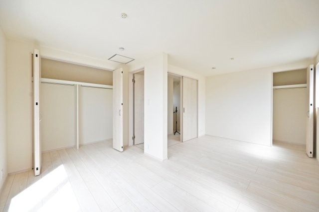 尼崎市稲葉荘1丁目新築一戸建て│3SLDK+駐車1台可（ビルトインガレージ）の収納|3階主寝室想定のお部屋は将来的に二部屋に分けることが可能です。収納庫内には枕棚とハンガーレールを配置しています。