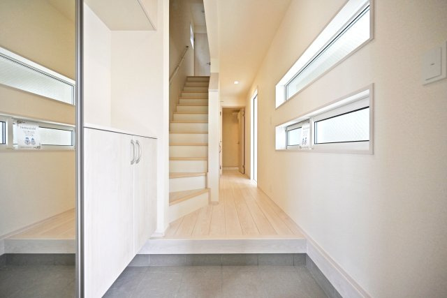 尼崎市稲葉荘1丁目新築一戸建て│3SLDK+駐車1台可（ビルトインガレージ）の玄関|1階玄関入ってすぐの内観写真です。 上部まで収納がある収納庫付き。 毎日使う玄関回りも常に片付いた状態を維持できそうです。