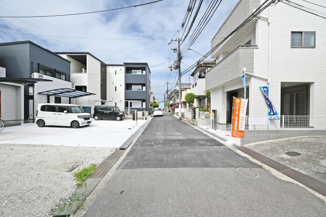 尼崎市稲葉荘1丁目新築一戸建て│3SLDK+駐車1台可（ビルトインガレージ）のその他|前面道路幅は南側に約5ｍで駐車の際も安心です。