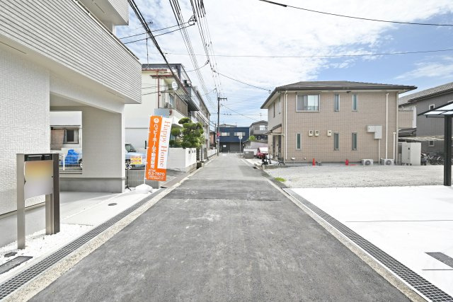 尼崎市稲葉荘1丁目新築一戸建て│3SLDK+駐車1台可（ビルトインガレージ）の前面道路含む現地写真|前面道路幅は南側に約5ｍで駐車の際も安心です。
