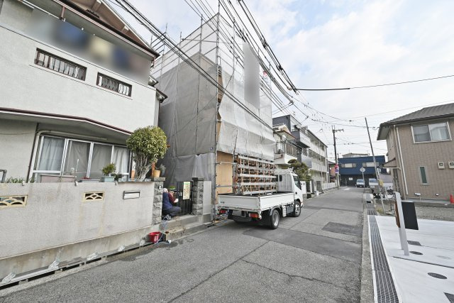 尼崎市稲葉荘1丁目新築一戸建て│3SLDK+駐車1台可（ビルトインガレージ）の前面道路含む現地写真|前面道路幅は南側に約5ｍで駐車の際も安心です。
