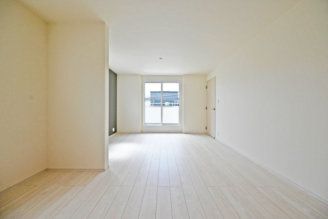 尼崎市稲葉荘1丁目新築一戸建て│3SLDK+駐車1台可（ビルトインガレージ）のダイニング|2階LDKをダイニング側から撮影した内観写真です。インテリアに大きなサイズを選択しても動線を邪魔しない広々とした団らん空間です。