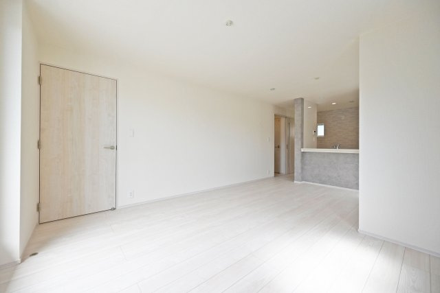 尼崎市稲葉荘1丁目新築一戸建て│3SLDK+駐車1台可（ビルトインガレージ）のダイニング|2階LDKは17帖でゆとりある広さです。 インテリア配置に困らない間取り設計に加え、お子様のいる世帯に必要な部屋数を備えた物件です。