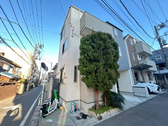 豊島区池袋3丁目　中古戸建の前面道路含む現地写真|現地ご見学希望・資料請求などお気軽にお問い合わせ下さい！
03-5990-5201
