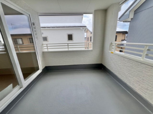 紫波町中島字前郷のバルコニー|日当たりが良いのでテーブルや椅子を置いてテラスにするのも◎