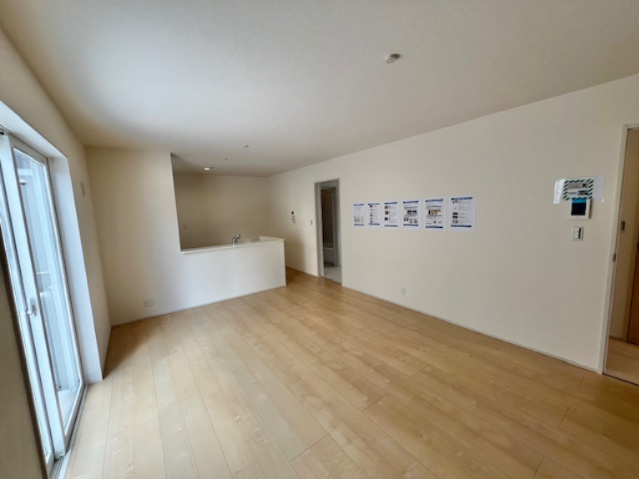 紫波町中島字前郷の居間・リビング|自然光が差し込み、家族が集まる心地よい空間です。