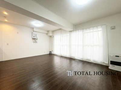 【居間・リビング】 | 琴似コーポ | 家族みんなが爽やかに健やかに過ごせるように、溢れる光をたっぷり取り込んだリビングダイニング。集いの場、憩いの場としての快適性を求めたやすらぎの空間です。