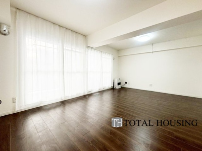 【居間・リビング】 | 琴似コーポ | 窓が大きく開放的な約13帖のLDK。たっぷりと光が差し込む広いリビングで家族揃ってゆったりとした時間をお過ごしいただけます。