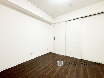 【洋室】 | 琴似コーポ | 洋室　約4.6帖
普段は開け放して広々リビングとして使用。家事をしながらお子さんに目を配れます◎来客時にはお洗濯などの見せたくないものを隠したり、お客様の就寝スペースとして使用することもできます。