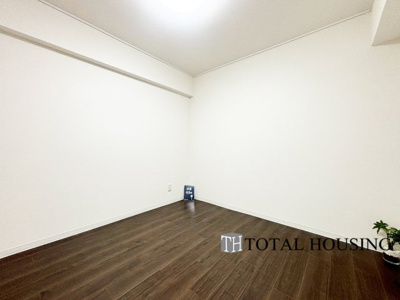 【洋室】 | 琴似コーポ | 洋室　約4.6帖
シンプルな内装はどんな家具ともぴったり。お好みのテイストに仕上げていくのも楽しみの一つです。