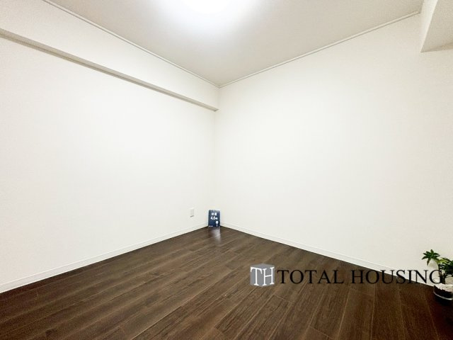 【洋室】 | 琴似コーポ | 洋室　約4.6帖
シンプルな内装はどんな家具ともぴったり。お好みのテイストに仕上げていくのも楽しみの一つです。