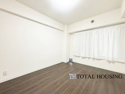 【洋室】 | 琴似コーポ | 洋室　約6.1帖
家族構成やライフスタイルに合わせて、多目的にお使いいただけます。優しい色合いの木目調のフローリングが空間にアクセントをもたらしお洒落な室内です。