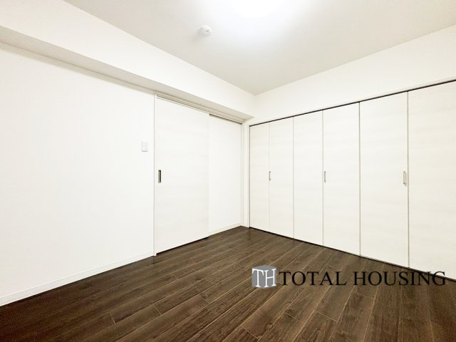 【洋室】 | 琴似コーポ | 洋室　約6.1帖
収納力が豊富な大型クローゼット。普段着やスーツはもちろんのこと、コート類などもしっかり掛けられます。奥行きもあるので、収納ボックスをそのままクローゼットの中へ入れれます♪