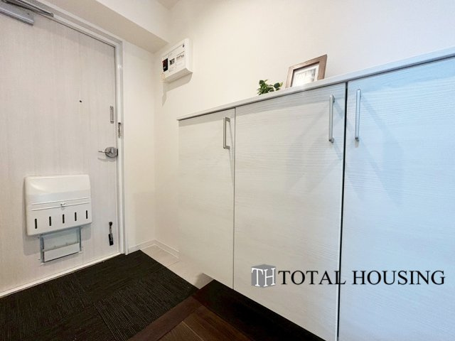 【玄関】 | 琴似コーポ | 住まう人も来客も入った時にワクワクさせてくれるオシャレな玄関♪
収納もたっぷりあるので、靴がたくさんあっても安心！
気持ちの良い朝は、毎日ここからスタートしていきます♪