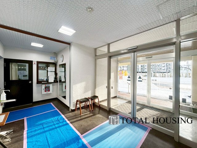 【エントランス】 | 琴似コーポ | 落ち着いた雰囲気のエントランスで、住む人に心地よいひとときを提供します。集合ポストが設けられています。