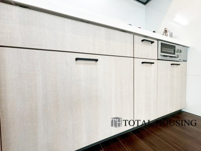 【キッチン】 | 琴似コーポ | LDKを広く使え、料理に集中することができる壁付けタイプのキッチンです。上下に収納が設けられ、調理用品や食器類をすっきりと収納できます◎