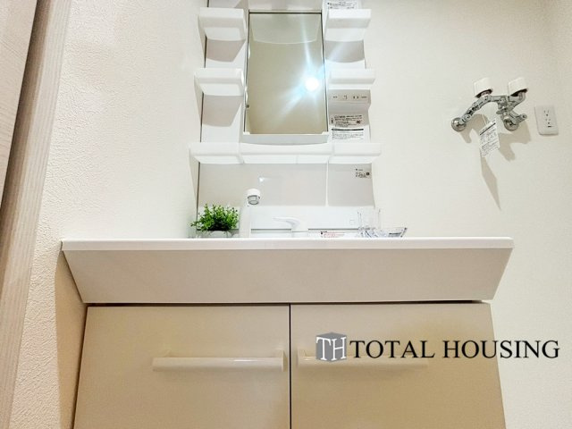 【独立洗面台】 | 琴似コーポ | スタンダードなデザインの洗面ボウルは清潔感あるオフホワイトを採用。落ち着きとくつろぎを感じられる空間で気持ちよく身だしなみを整えられます。