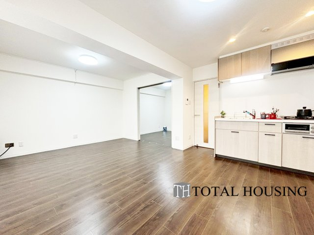 【居間・リビング】 | 琴似コーポ | 朝は爽やかな日差しを浴びながら、家族みんなでおいしい朝食。昼下がりには読書やお昼寝でもしながらのんびりと過ごすひと時…。家族が集まる空間を、一番明るい空間に。