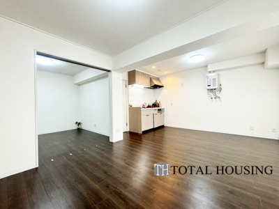 【居間・リビング】 | 琴似コーポ | 居室と隣接しており、引き戸を開放してリビングに空間を作ることもできます。リビングは毎日の暮らしの質を左右するメインステージ。住む人が快適に、健やかに過ごせるリビングで憩いの時間を。