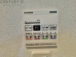 暖房機能があるため、冬場でも温かい浴室で入浴でき、乾燥機能があるため、水気を素早く取り除けます。また、換気機能があるため、湿気を素早く排出してカビや雑菌の発生を防ぐことができます。