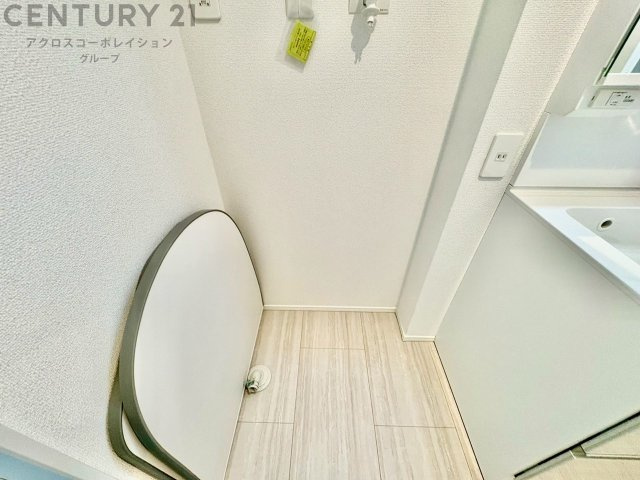 洗濯物の仕分け作業がしやすく、整理整頓が容易になります。洗濯音や湿気を他の部屋に持ち込まず、生活環境を快適に保ちます。上部を活用すれば収納スペースを確保でき洗剤や洗濯用品の整理もしやすくなります。