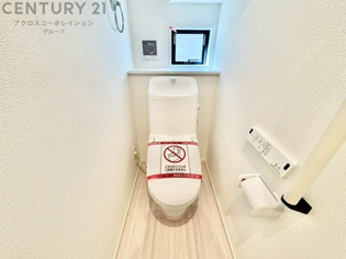 温水洗浄便座付トイレは温水洗浄機能により、暖かい水でおしりを洗浄することができ、冷たい水を使う従来の便座に比べ、温水洗浄機能で暖かいトイレを提供し、快適な使用を可能にします。