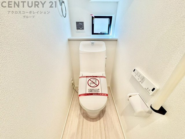 温水洗浄便座付トイレは温水洗浄機能により、暖かい水でおしりを洗浄することができ、冷たい水を使う従来の便座に比べ、温水洗浄機能で暖かいトイレを提供し、快適な使用を可能にします。