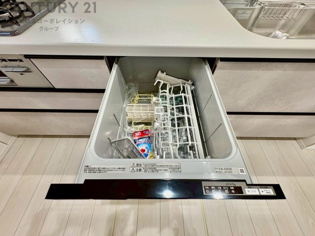 食器洗浄乾燥機は手洗いに比べて時間や労力を節約できます。また、高温のお湯で洗浄されるため、雑菌や細菌を殺菌する効果もあります。さらに、乾燥機能があるため、手で拭く手間も省け衛生的に保管できます。